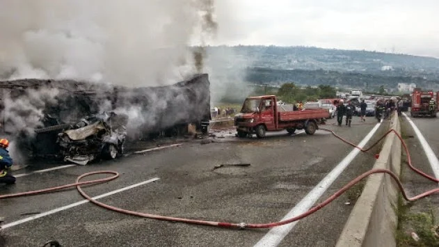 Καραμπόλα θανάτου στην Εγνατία Οδό – Νταλίκα - φονιάς έπεσε πάνω σε 40 αυτοκίνητα - Τέσσερις νεκροί, ένας άνθρωπος κάηκε ζωντανός! (ΦΩΤΟ)