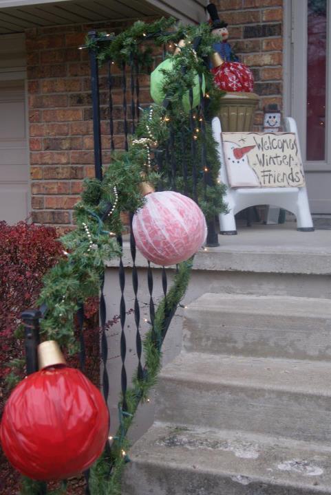 MomSimplified: Outdoor Christmas Ornament Decor