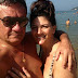 Lui, lei e la “celtica”: un bel selfie di Ronghi e Peluso in spiaggia ma spunta una “strana” collanina