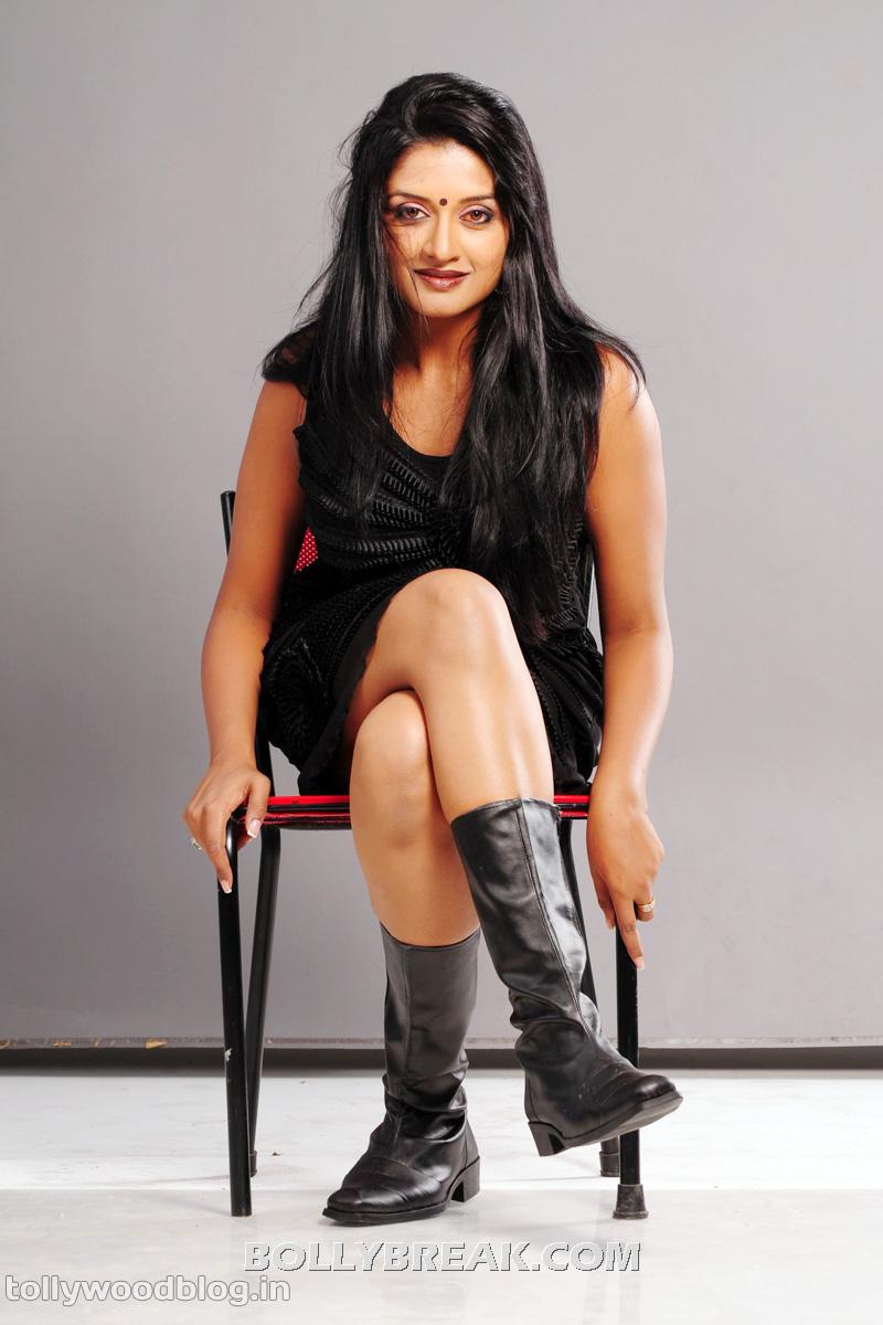 Vimala Raman crosslegged on chair - (9) - Vimala Raman Hot Photo Gallery 2012