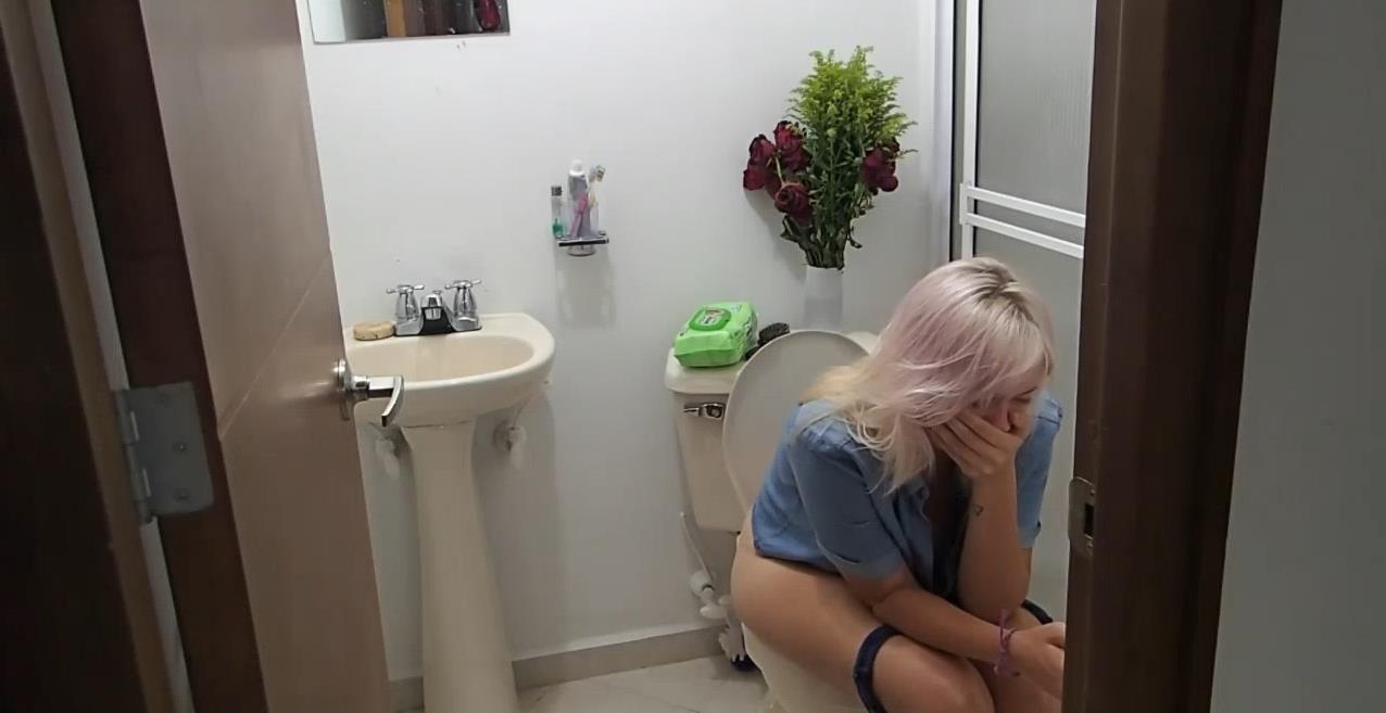 Любительское подглядывание за голой блондинкой в ванной комнате