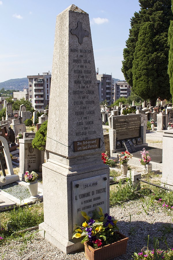 La stele eretta dal Comune di Trieste nel cimitero di Servola a ricordo delle vittime del bombardamento aereo del 21 aprile 1916. 