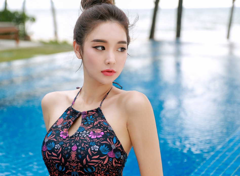 Азиатская модель в купальнике