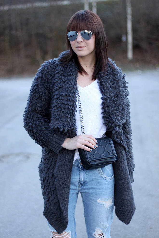 outfit-trend-fashionblogger-who-is-mocca-hut-kombinieren-boyfriend-jeans-oasap-cardigan-fluffy-oversize-pumps