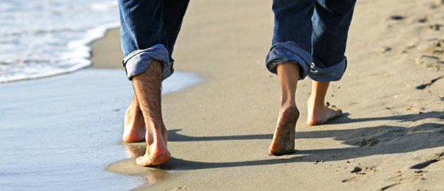  MASSAGEM PARA DORES NA COLUNA EM SÃO JOSÉ SC - VICO MASSAGISTA - (48) 3094-5746 - MASSOTERAPIA http://clinicamassagemterapeutica.com.br/2017/08/27/massagem-para-dores-na-coluna-em-sao-jose-sc-vico-massagista-massoterapia-quiropraxia-acupuntura/ AS DORES NA COLUNA, CAUSAS E ORIGENS Sentir dores nas costas, de vez em quando, é muito comum, ainda mais para quem trabalha sentado por muitas horas no dia. A coluna vertebral ou coluna dorsal é uma das maiores partes do corpo humano, pois ela começa no pescoço e vai até o Cóccix. Essa região pode sofrer lesões e dores constantes causadas por estresse, cansaço, esforço em excesso, tais como exercícios, longas jornadas de trabalho, carregar pesos como mochilas e bolsas, e má postura no dia a dia. Uma forma de resolver problemas de dores na coluna que causam dores nas costas e no pescoço, uma boa opção é fazer massagens. As massagens para coluna podem ser de diversos tipos (Massagem Terapêutica, Massoterapia, Reflexologia, Quiropraxia etc.) para resolver vários tipos de problemas e desconfortos.