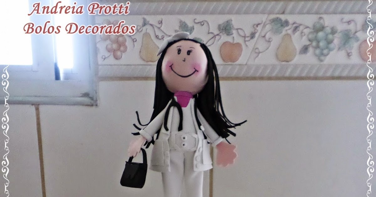 Andreia Protti - Bolos Decorados: Bolo tema Carros - Recheio de mousse de  morango e pedaços da fruta, confeitado com ganache, chantilly e papel de  arroz.