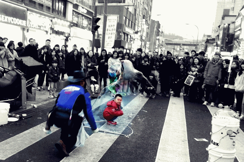 bubble show at Sinchon Transit Mall Sinchon Transit Mall shopping street | meheartsoul.blogspot.com