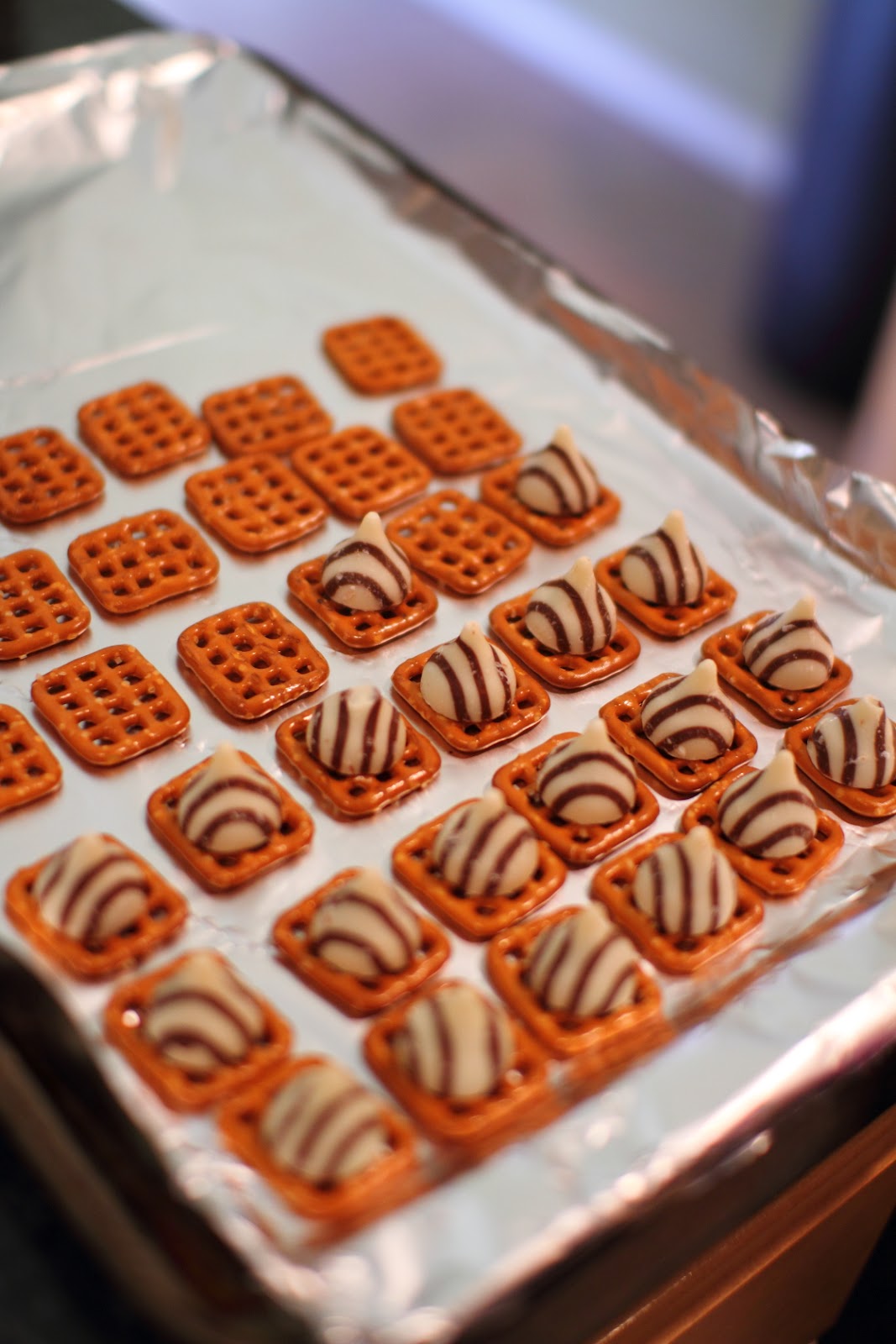 {Smith} Peas in a Pod Tasty Treat {Chocolate Pretzel Buttons}