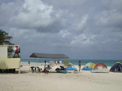algumas barracas montadas na praia