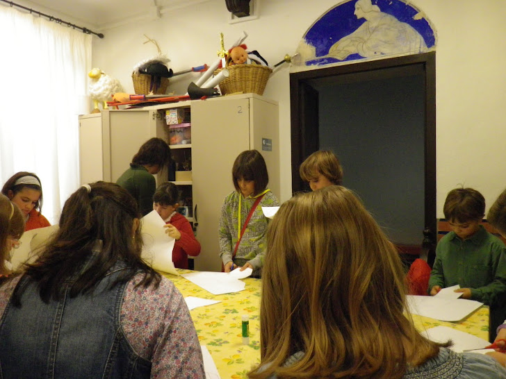 En la parte práctica del taller se realizaba una casita para pájaros hogareños.
