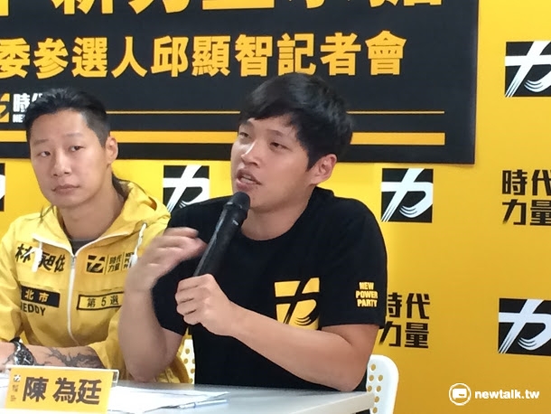 圖說:反年改人士19日在立法院外與媒體發生衝突,甚至朝路過的官員及立委潑水洩憤,太陽花學運領袖陳為廷今日下午在臉書表示,常看到反年改團體自比太陽花,他不知道有什麼可比的。 圖說:反年改人士19日在立法院外與媒體發生衝突,甚至朝路過的官員及立委潑水洩憤,太陽花學運領袖陳為廷今日下午在臉書表示,常看到反年改團體自比太陽花,他不知道有什麼可比的。