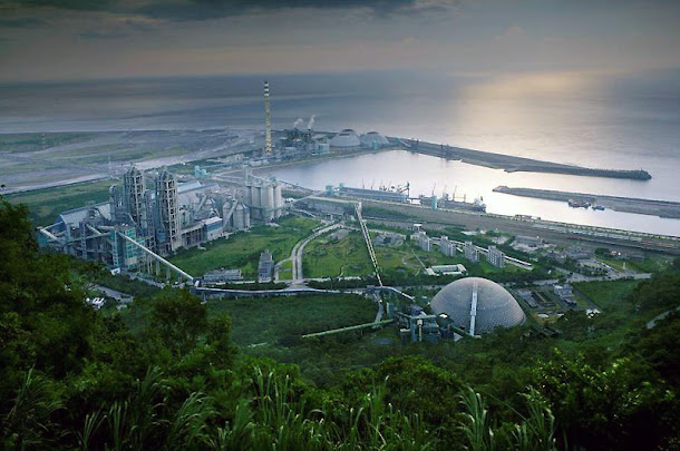 限電危機從星期一起可望獲得舒緩,和平電廠電塔與機組測試進度皆提前,目前1號河2號機組都已併聯升載,能源局表示,明天用電尖峰保證至少亮橘燈。 限電危機從星期一起可望獲得舒緩,和平電廠電塔與機組測試進度皆提前,目前1號河2號機組都已併聯升載,能源局表示,明天用電尖峰保證至少亮橘燈。
