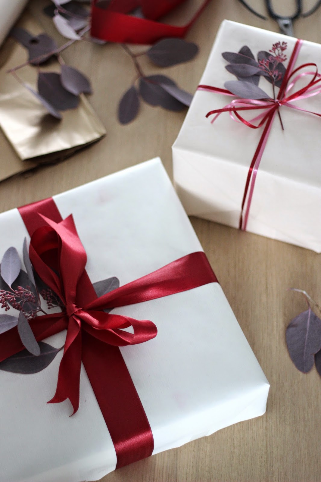 simple gift wrapping, via http://www.scandinavianlovesong.com/