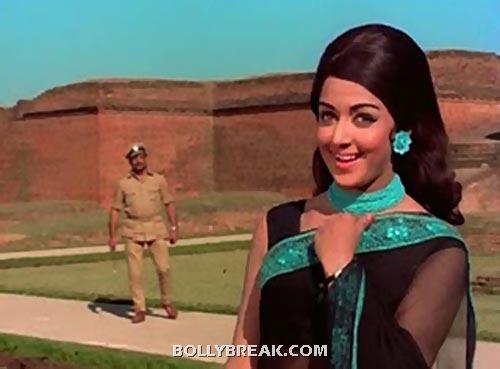 Hema Malini in Johny Mera Naam - (18) - Bollywood Actresses in Saree - Top 25 List