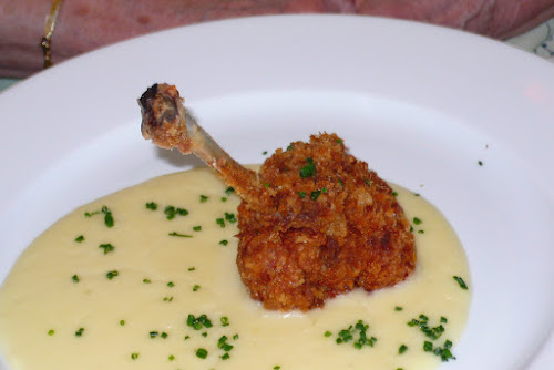 Rántott csirkecomb kecskesajtos burgonyapürével, kapros uborkasalátával (Gellért Söröző, Budapest)