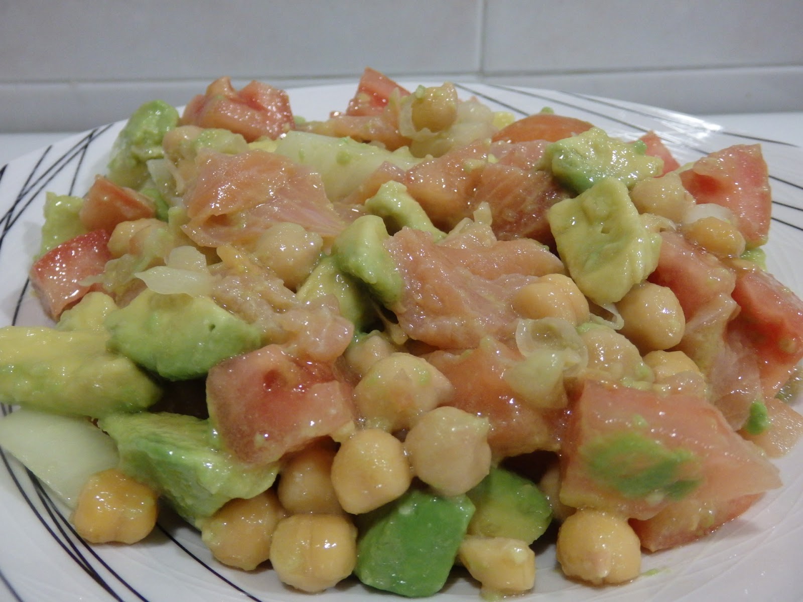 OSUKAA IS COOKING ENSALADA DE GARBANZOS, AGUACATE Y SALMÓN AHUMADO