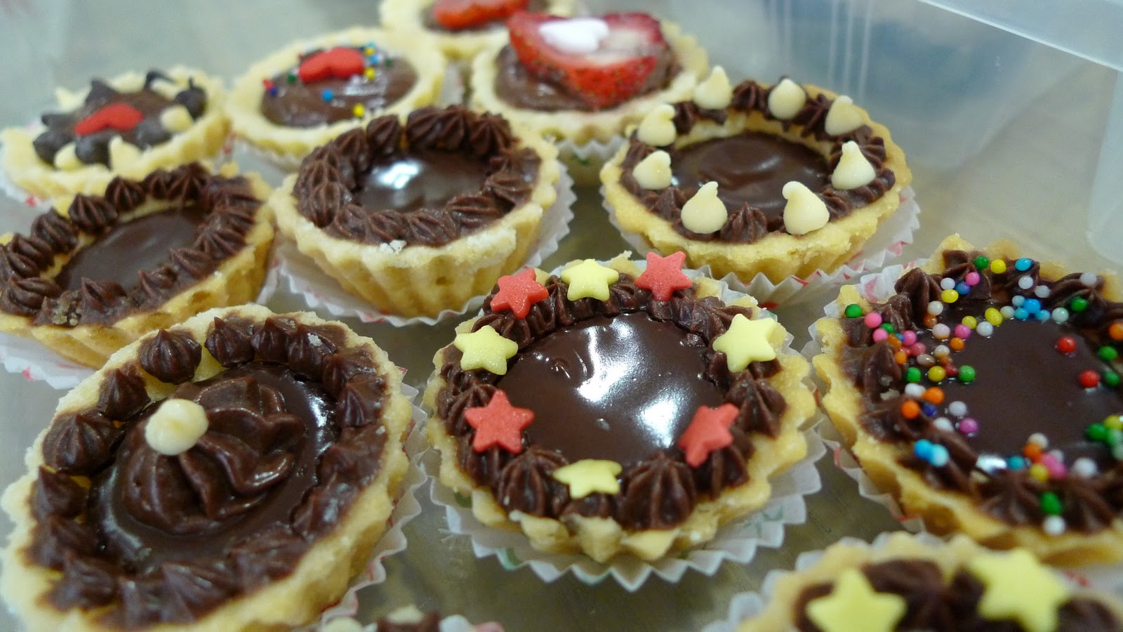 chocolate tart with raspberry coulis
