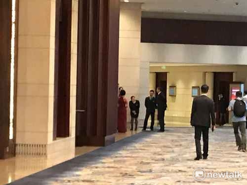 上海台辦主任李文輝為柯文哲接機,兩人握手握得很緊。 上海台辦主任李文輝為柯文哲接機,兩人握手握得很緊。