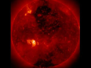 太陽破洞 日冕洞 圖中較暗的兩處即為太陽的「破洞」，被稱為「日冕洞」。