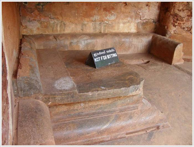 نقره لتكبير أو تصغير الصورة ونقرتين لعرض الصورة في صفحة مستقلة بحجمها الطبيعي