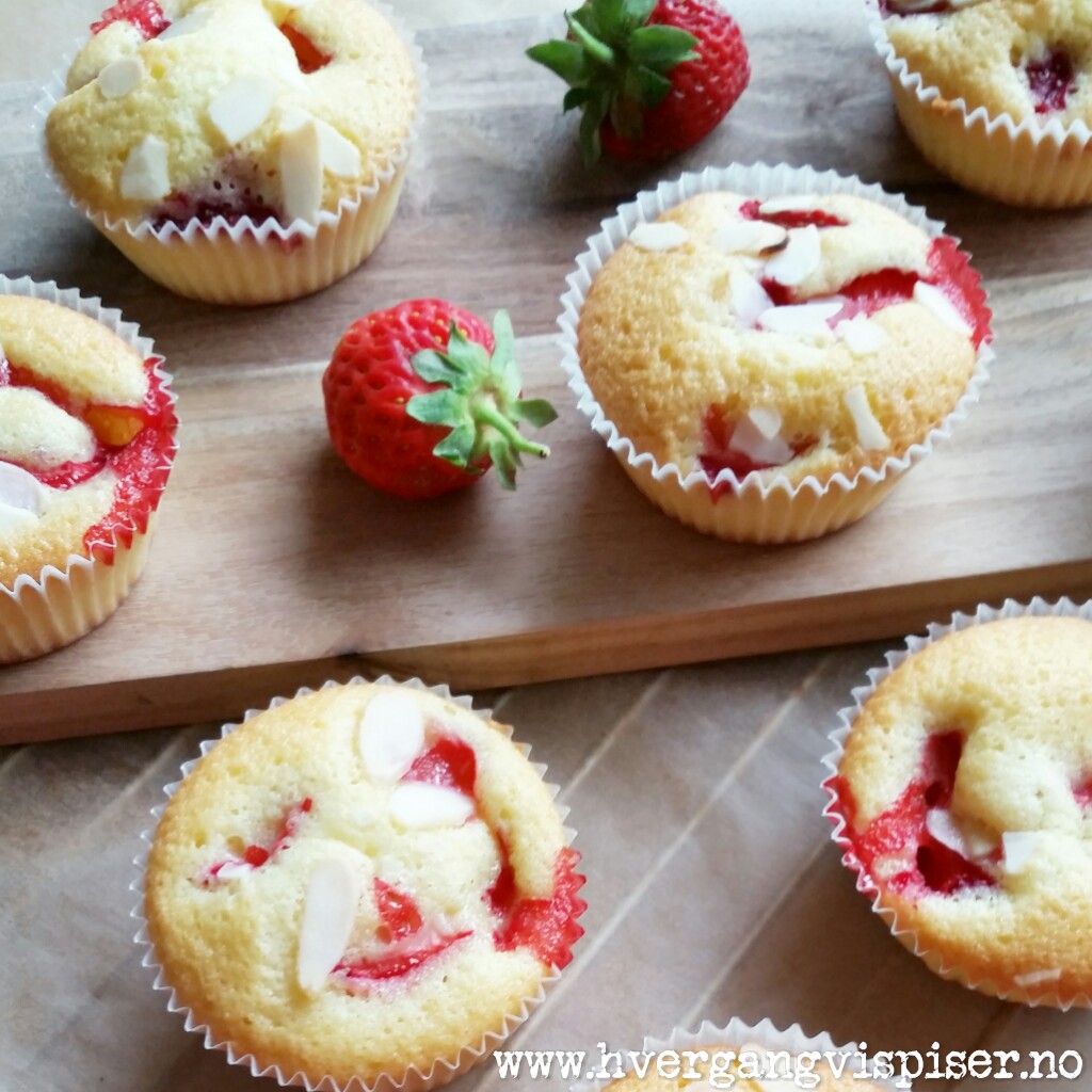 Pimp en Toropose Lyse muffins med jordbær og mandelflak Hver gang vi