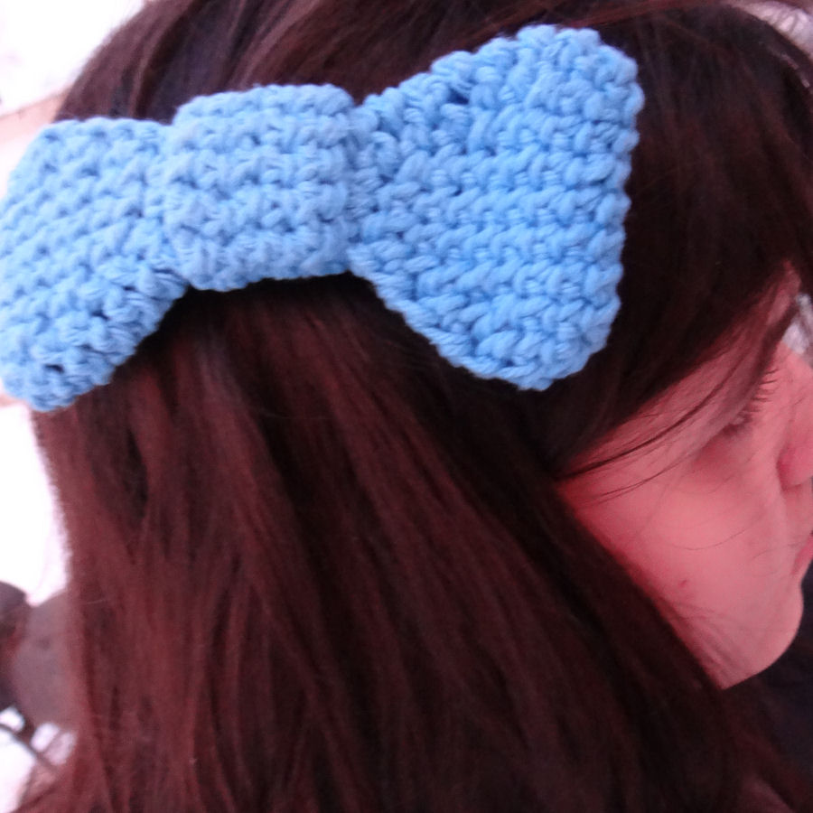 Make this easy crochet bow for your own hair! 
