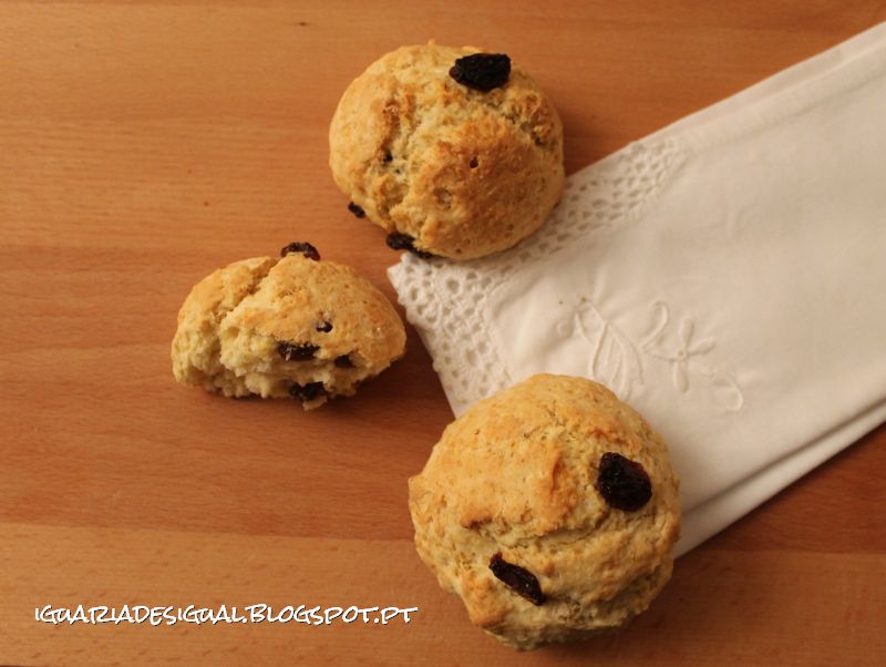 Scones com Passa e Dentadinhas Scones+Simples+e+com+Passas