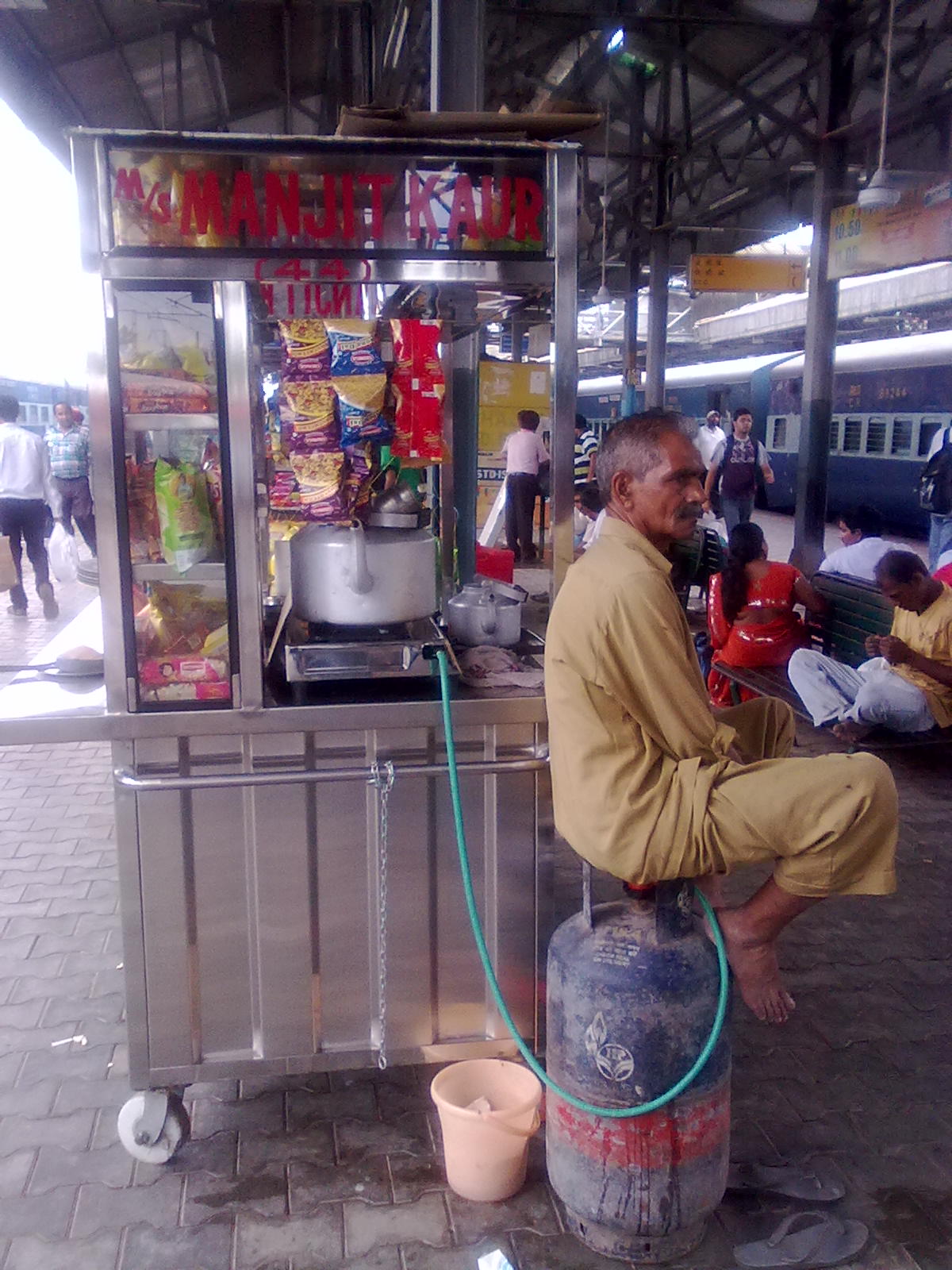 Ban on cooking gas in Railway station Officials warn vendors, don’t use LPG or face action