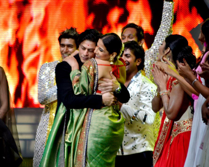Vidya Balan Hot with SRK1 - Hot Vidya Balan with SRK at Asianet Awards Dubai