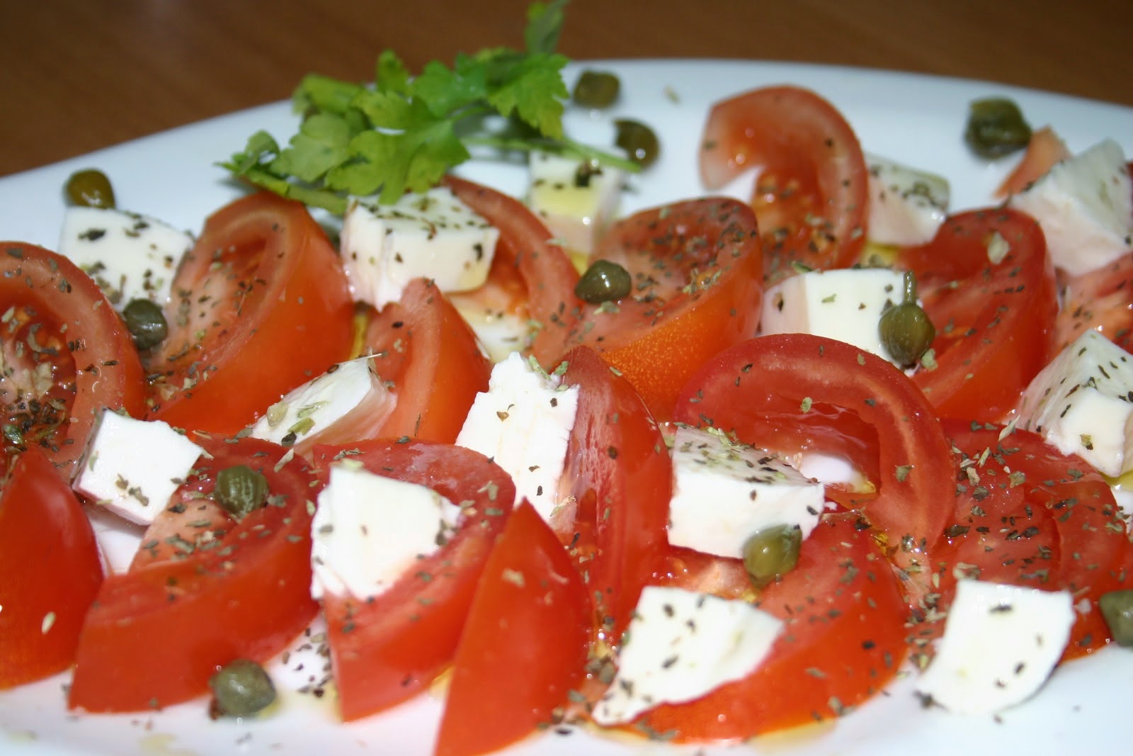 Ensalada De Mozzarella Y Tomate Con Aceite De Albahaca

