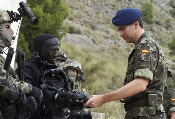 espana-ejercito-maniobras-principe-felipe-visita-ejercicio-militar-machete-2011-00%2524599x0.jpg