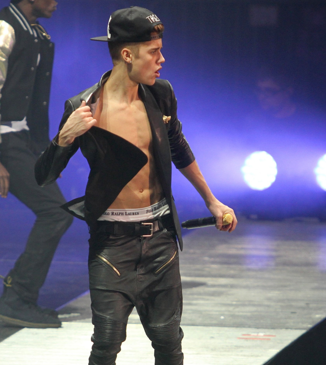 Bieber Exclusive: Justin Bieber Shirtless during Live Performance at MSG, NYC