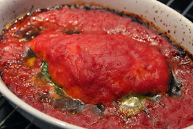 Pechugas de pollo al pesto, con salsa de tomate y acompañamiento de pasta.