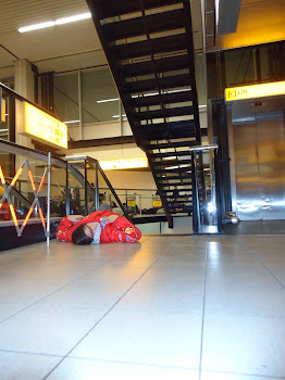 Dormindo no chão do aeroporto