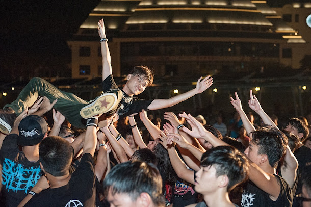 淡水漁人舞台萬眾矚目的第五週主題日「重金屬之夜」在日落下準時開唱。 淡水漁人舞台萬眾矚目的第五週主題日「重金屬之夜」在日落下準時開唱。