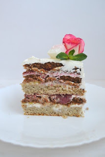 Oat cake with cottage cheese and berry cream