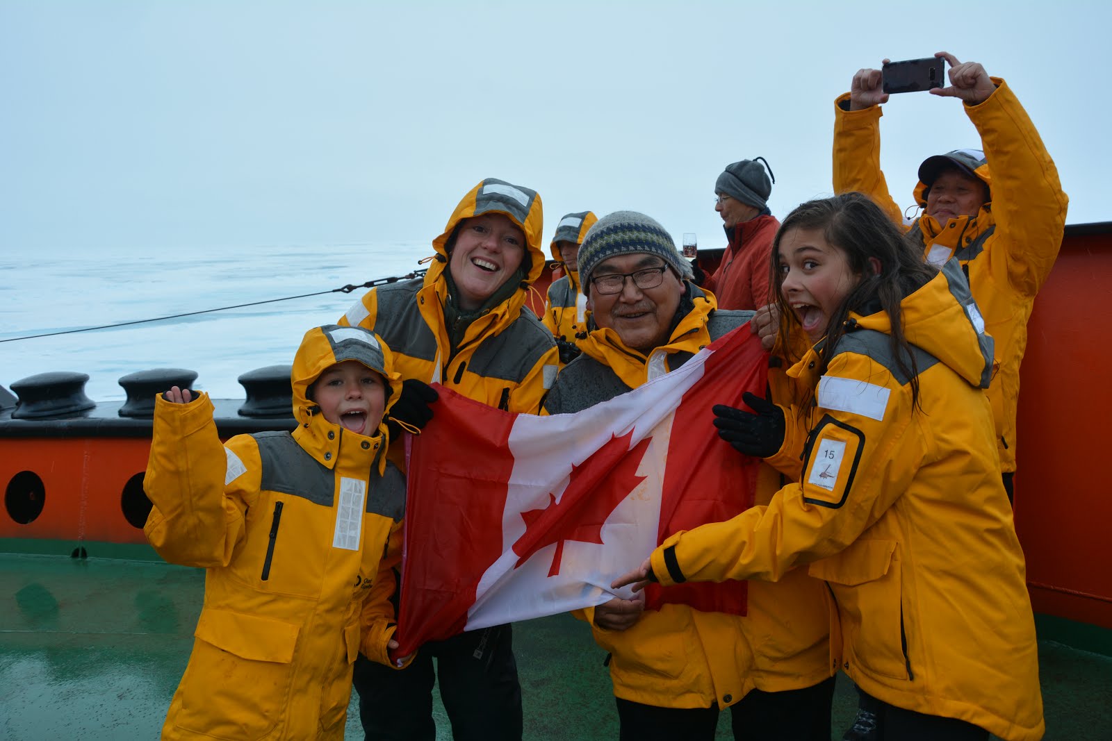 Met de Canadese vlag en Inuit leider