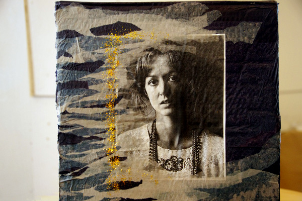 aliciasivert, alicia sivertsson, levande verkstad, 3d-collage, miljö, eld, banankartong, kartong, undergång, kor ladugård, svalor, träd, silkespapper, aluminiumfolie, frottage