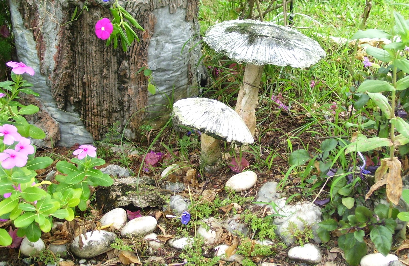 theperanakanconnection How to make decorative mushrooms for the garden