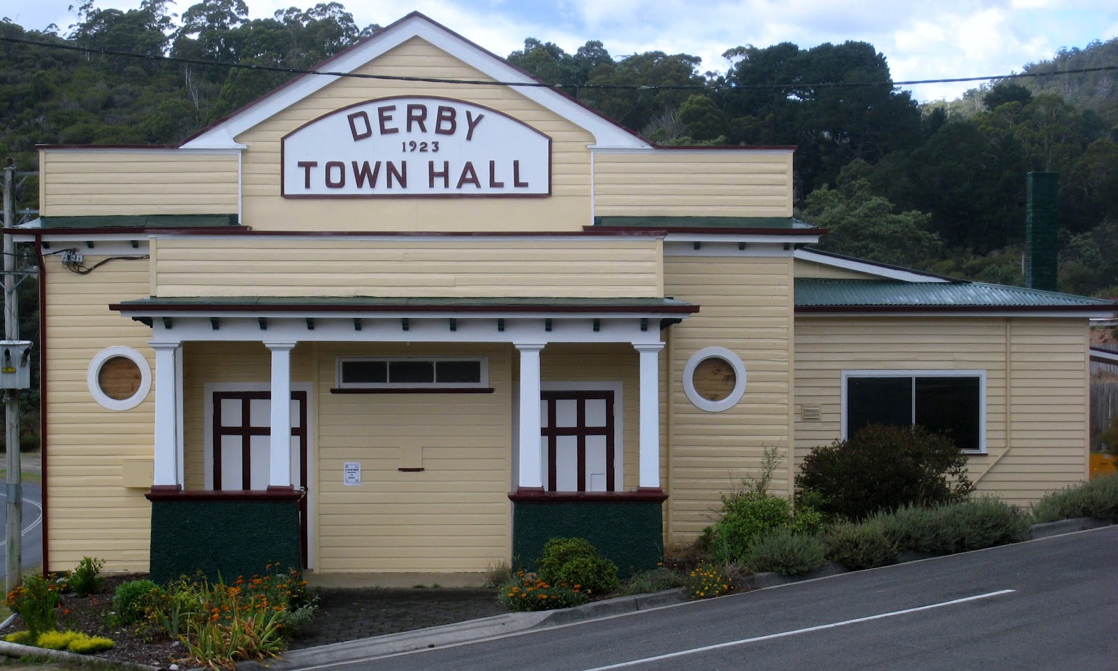 "THE LEYLAND SISTERS" DERBY POPULATION 302
