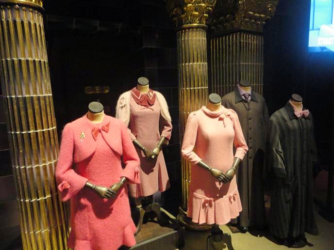 O escritório e figurinos de Dolores Umbridge - Visitando os Estúdios de Harry Potter em Londres O escritório e figurinos de Dolores Umbridge - Visitando os Estúdios de Harry Potter em Londres