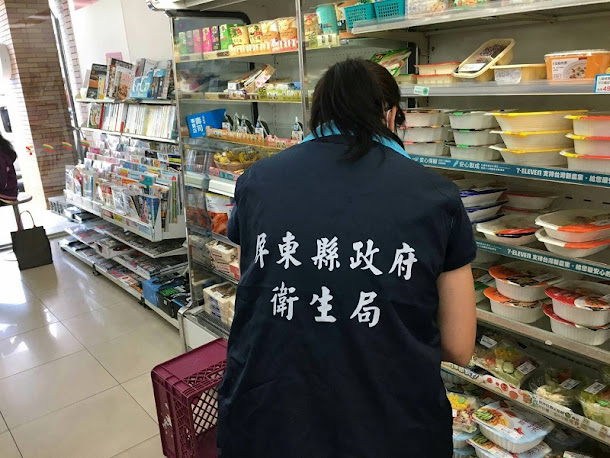 屏東縣政府抽驗各大知名便利超商、大賣場、傳統市場、餐廳、 製造商等通路所販售的即食熟食產品,有7家不符規定,其中屏東市家樂福股所販售的去骨鳳爪也在其中。 屏東縣政府抽驗各大知名便利超商、大賣場、傳統市場、餐廳、 製造商等通路所販售的即食熟食產品,有7家不符規定,其中屏東市家樂福股所販售的去骨鳳爪也在其中。