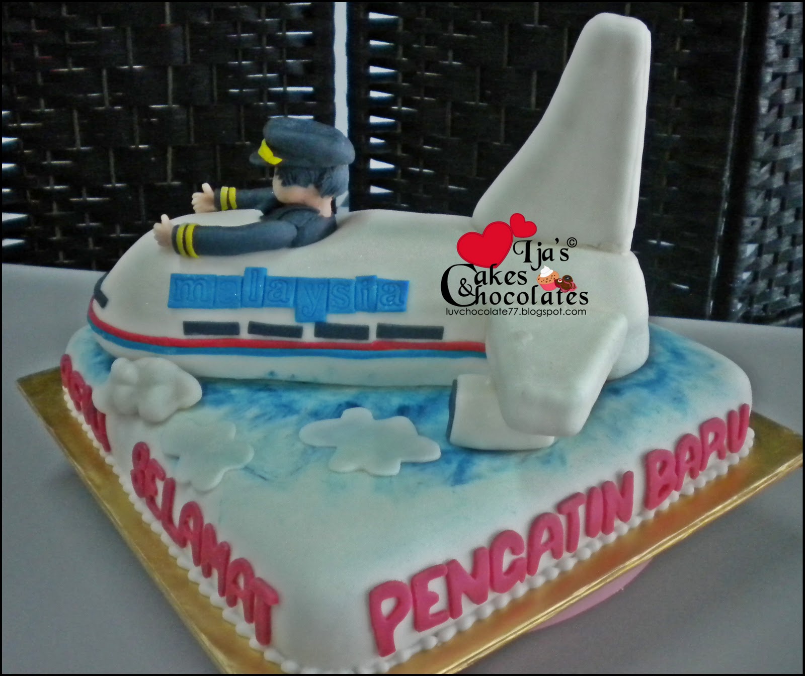 Kek fondant bentuk kapal terbang request dr Bella sbg kek hantaran