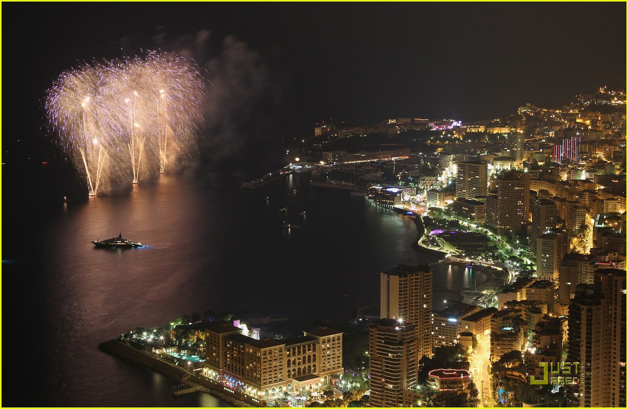 http://3.bp.blogspot.com/-HvIlhD-3UPI/ThATZMC7GTI/AAAAAAAAK3E/XCc9kzaDyc8/s1600/prince-albert-princess-charlene-wedding-dinner-fireworks-10.jpg