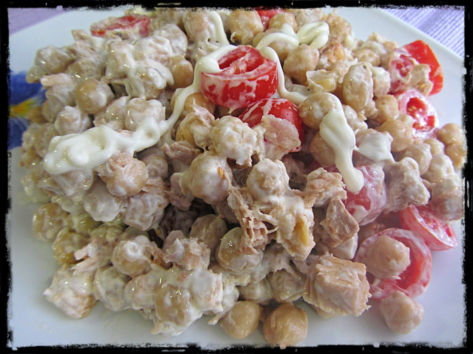 Ensalada de garbanzos, tomatitos y atún con mayonesa