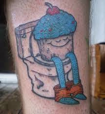 tatuaje de un cupcake obrando en el escusado