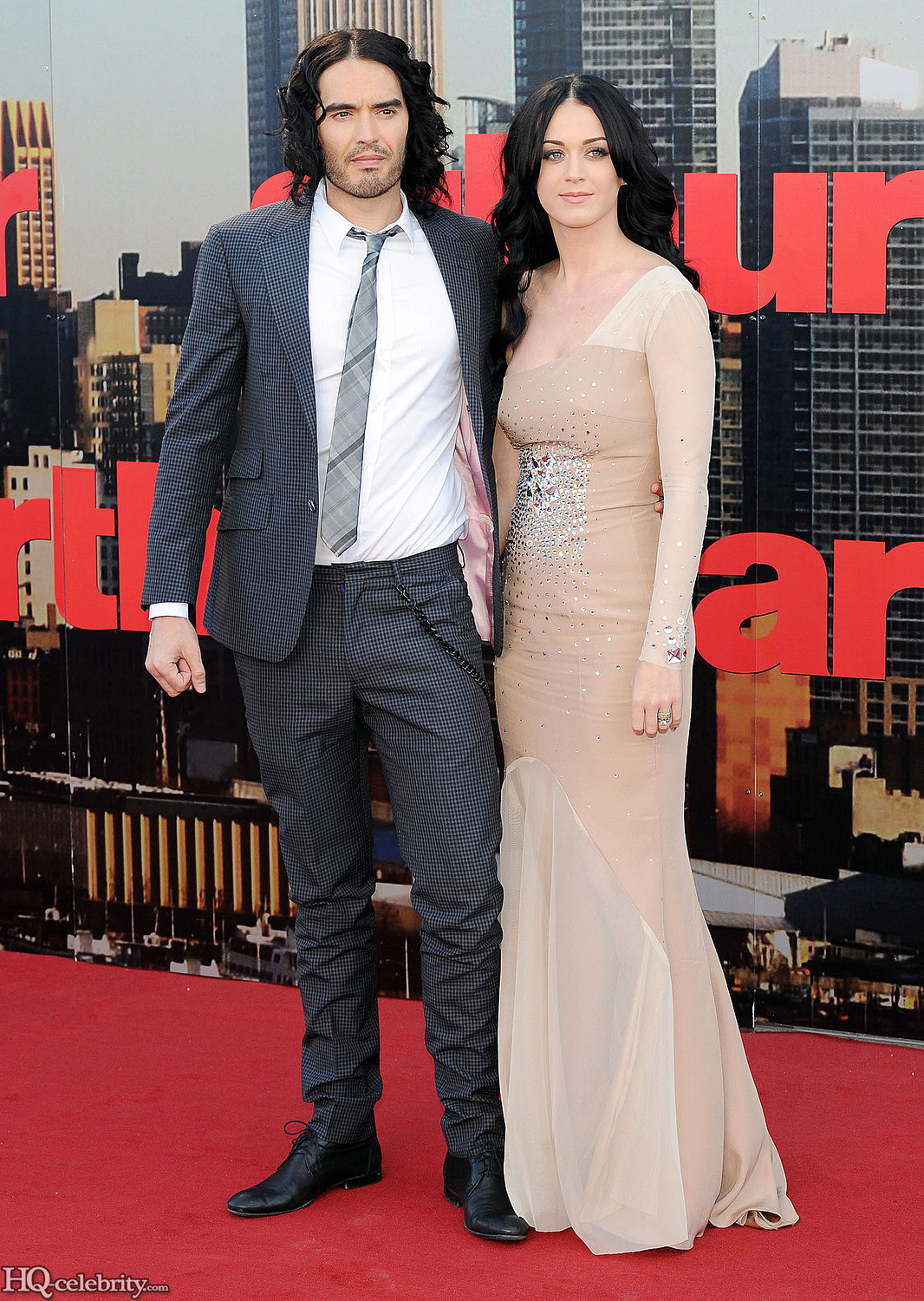 http://3.bp.blogspot.com/-HyKExj2wgHQ/TbKZHPf_xFI/AAAAAAAAHUQ/l8G7o9kc3zI/s1600/Katy+Perry+%2526+Russell+Brand+At+Arthur+Premiere+%25289%2529.jpg