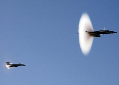 Звуковой барьер в фотографиях. Два сверхзвуковых самолета преодолевают звуковой барьер фото.