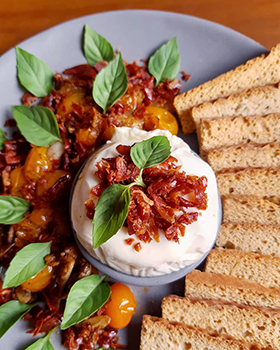 Burrata e confit de tomatinhos amarelos com crisps de Parma