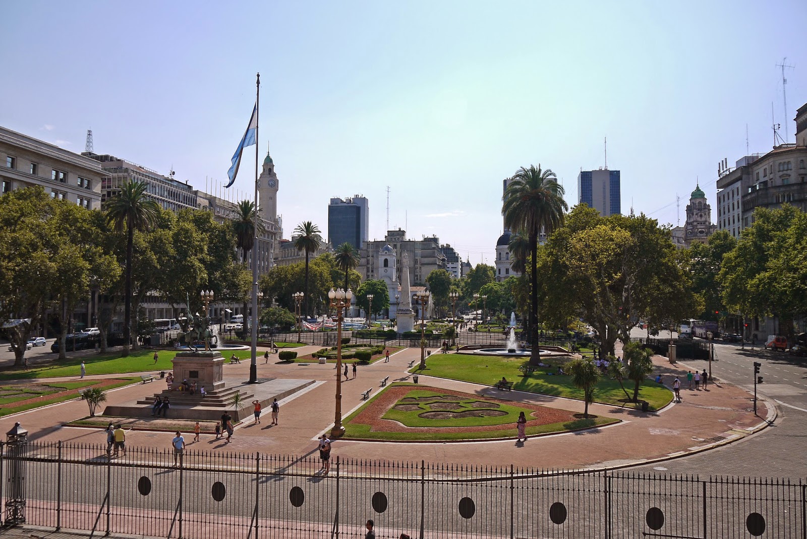 Walking in the country: Buenos Aires: Plaza de Mayo